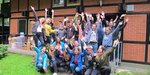 Personengruppe der BG-Sommerakademie jubelt