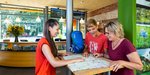 Besucherinnen schauen sich eine Karte des Biosphärengebiets an Besucherinnen schauen sich eine Karte des Biosphärengebiets an