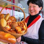 Frau Glocker präsentiert einen Korb mit Backwaren Frau Glocker präsentiert einen Korb mit Backwaren
