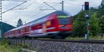Eine Regionalbahn fährt vorbei Eine Regionalbahn fährt vorbei
